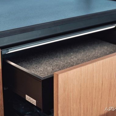 Valaistu laatikko mustalla rungolla, tammiviiluovilla