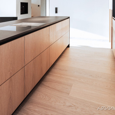 Tammikeittiö mustilla tasoilla