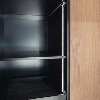 Musta runko automaattisella kaappivalolla, arjen luksusta