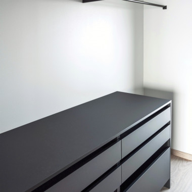 Vaatehuone mustilla kalusteilla