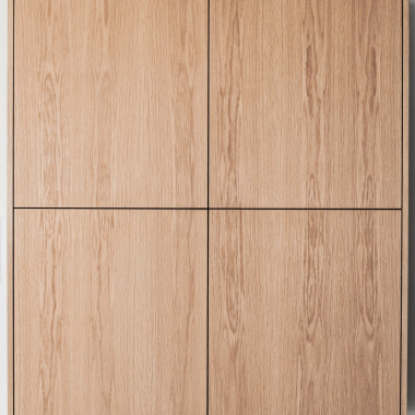 Puun kuvio jatkuu kauniisti kaapinovesta toiseen