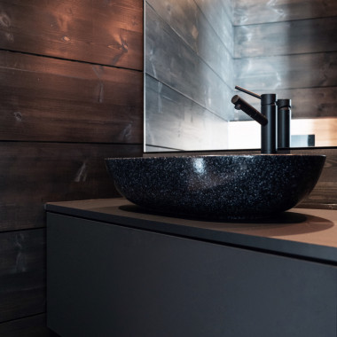 Tämä allas sopii hirsisen pihasaunan wc kalusteeseen