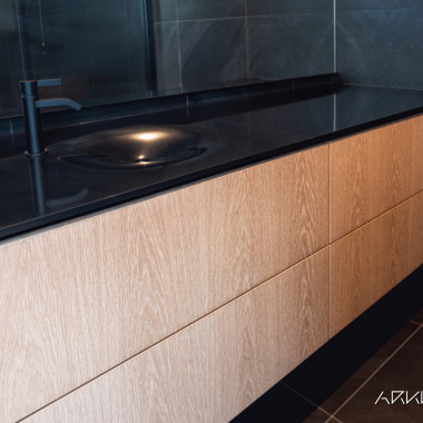 Tammiviiluinen kph kaluste mustalla Suppa allastasolla