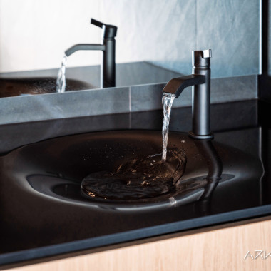 Musta suppa-allastaso tummanpuhuvassa kylpyhuoneessa