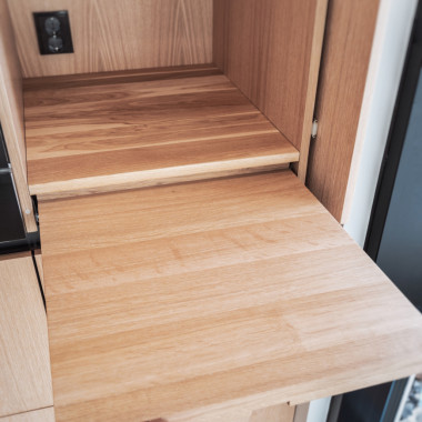 Aamiaiskaappi, jossa ulosvedettävä taso leikkuulautana