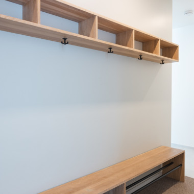 Arkieteinen vaatekoukuilla, kenkätelineellä ja istuintasolla