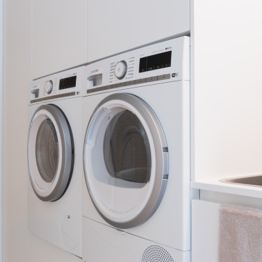 Nostetut pyykinpesukone ja kuivausrumpu parantavat työergonomiaa