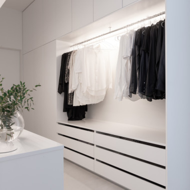 Vaatteet ripustettuna kauniisti, arjen käytännöllisyyttä