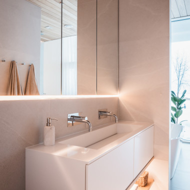 Kaksi seinähanaa ja helppohoitoinen iso allas