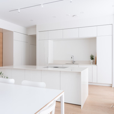 Lattiasta kattoon ja seinästä seinään ulottuvat kalusteseinät