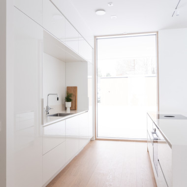 Valo tulvii tähän keittiöön