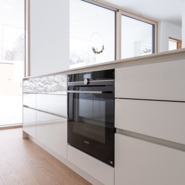 Uuni asennettuna saarekkeeseen