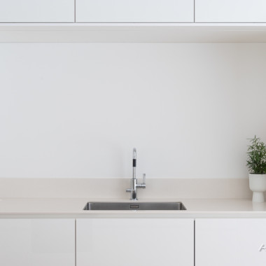 Tason seinällenosto antaa vapauden käyttää rohkeasti tätä keittiötä.