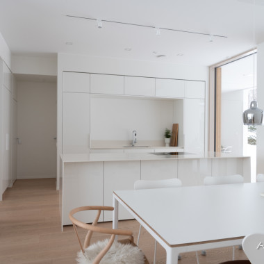 Valkoinen keittiö luonnonvalkoisilla tasoilla