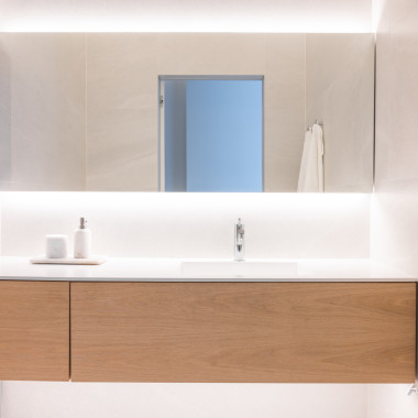 Selkeää ja kaunista ajattomalla tammella ja seinästä seinään ulottuvilla kalusteilla