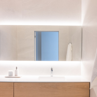 Taustavalaistu peili sekä automaattinen alasvalo antavat upean tunnelman tilaan