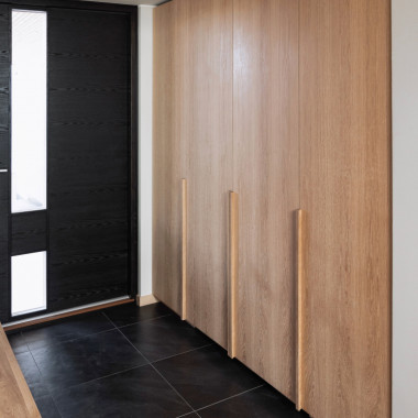 Eteiskaapisto tammiviiluisilla ovilla