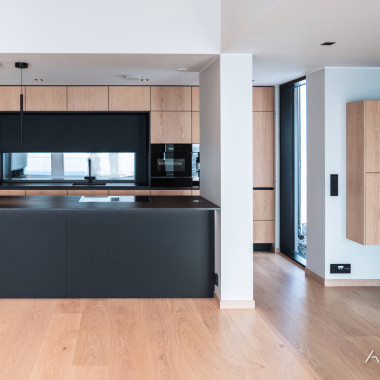 Seinästä seinään ja lattiasta kattoon valmistettu keittiö