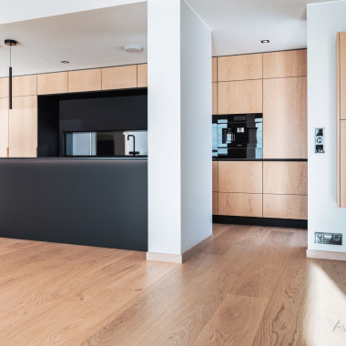 Moderni keittiö tammiviiluisilla ovilla