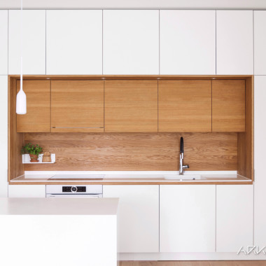 Valkoinen keittiö tammisydämellä