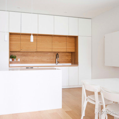 Tammisydän valkoisessa keittiössä