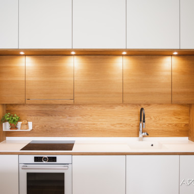 Tammisydän valkoisessa keittiössä