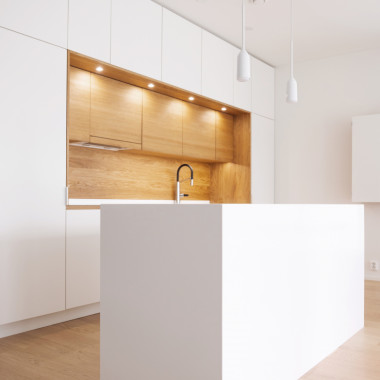 Valkoinen keittiö saumattomalla hi-macs kuutio saarekkeella