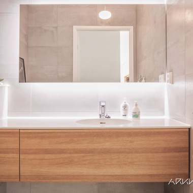 Kalustekokonaisuus Ovaalilla allastasolla