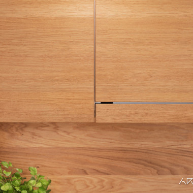 Jatkuva tammiviilu keittiön yläkaapeissa