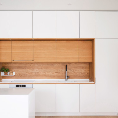 Tammisydän valkoisessa keittiössä