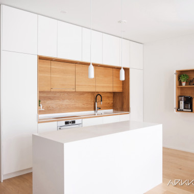 Moderni ja ajaton keittiö lattiasta kattoon mitoituksella