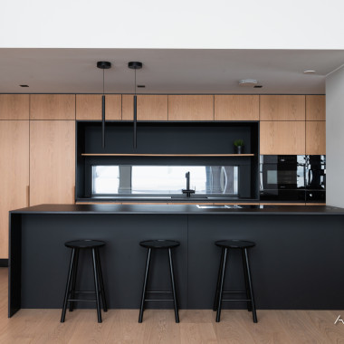 Seinästä seinään ja lattiasta kattoon ulottuva keittiökokonaisuus