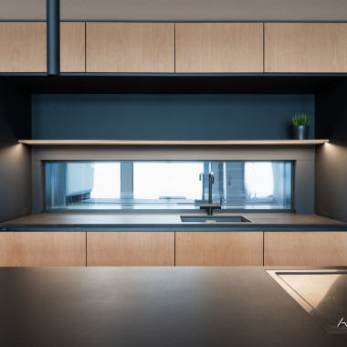 Hyllyyn upotettu soiro8 valo antaa tasaisen työvalon