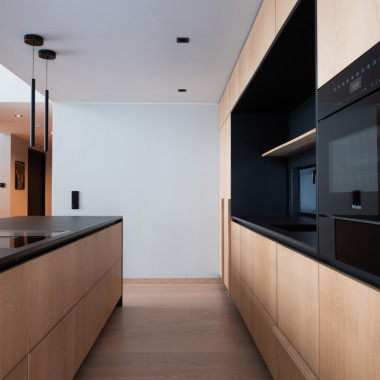 Luonnollinen tammensävy ja musta sopii upeasti yhteen