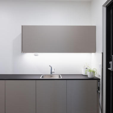 Kodinhoitohuoneen seesteinen tunnelma