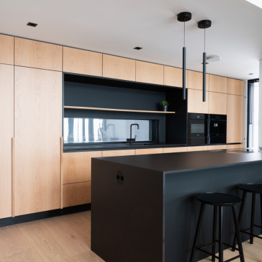 Seinästä seinään ja lattiasta kattoon ulottuva keittiö