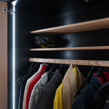 Eteisen vaatesäilytys kutsuvasti