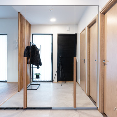 Eteisen täyspeiliovet avartavat tilaa entisestään