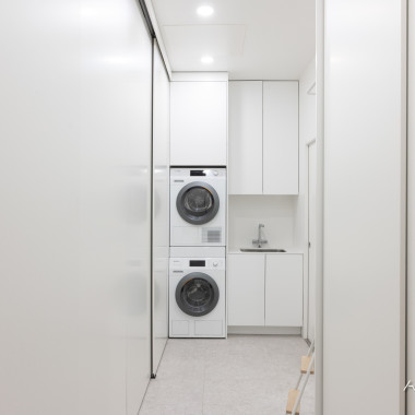 Pieneen lattiapinta-alaan saa hyvin säilytystilaa, kun käyttää sen kattoon asti.