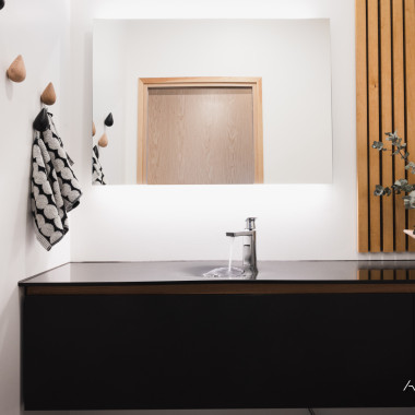 Tyylikäs musta allaskaluste ripauksella tammea