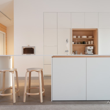 Pitkän saarekkeen päässä sopii syödä tai jutella kokin kanssa