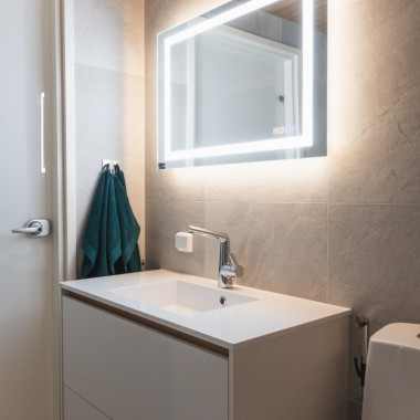 Valkoinen kylpyhuonekaluste ripauksella tammea