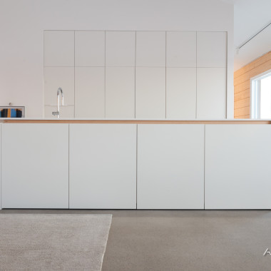 Minimalistinen keittiö hirsitalossa