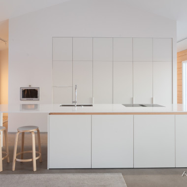 Minimalistinen keittiö upean hirsitalon keskellä