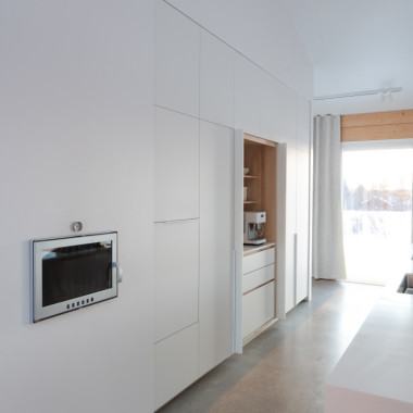 Minimalistinen keittiö upean aamiaiskaapin kanssa