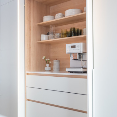 Massiivitammesta valmistettu aamiaiskaappi