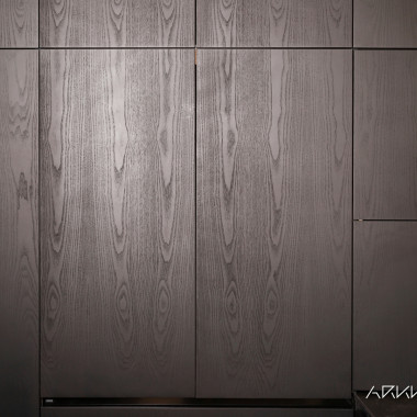 Läpivärjätty musta saarni jatkuvalla kuviolla