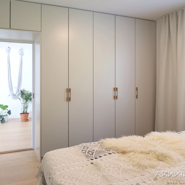 Hillitty vaaleanharmaa makuuhuoneen kaapisto