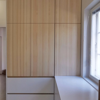 Saarniviiluinen kalusteseinä sauvaviilulla