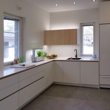 Saumaton L-taso helppohoitosella hi-macsilla